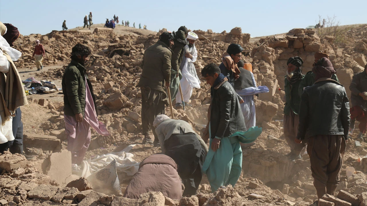 Afganistan’daki deprem can kaybı 2 bin 400’e yükseldi