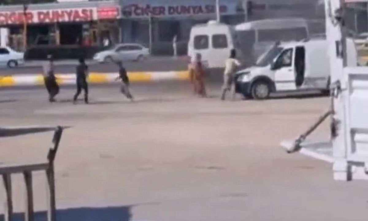 Sokak savaş meydanına döndü: Kurşunlar havada uçuştu
