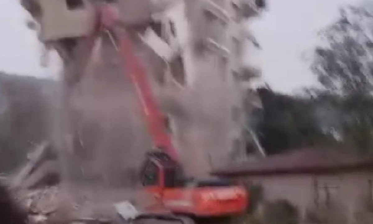 Yıkım esnasında bina çöktü, ölümden kıl payı kurtuldu