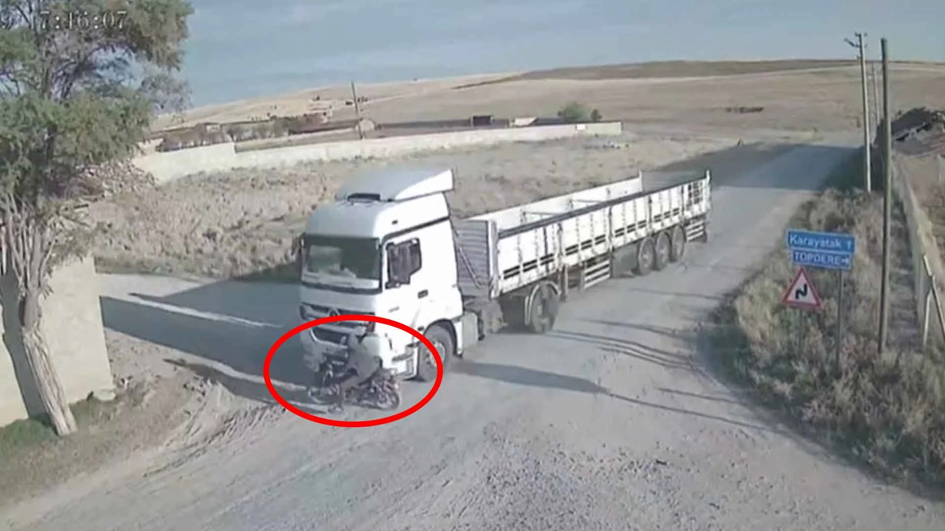 Korkunç kaza kamerada! TIR motosikletliyi böyle sürükledi