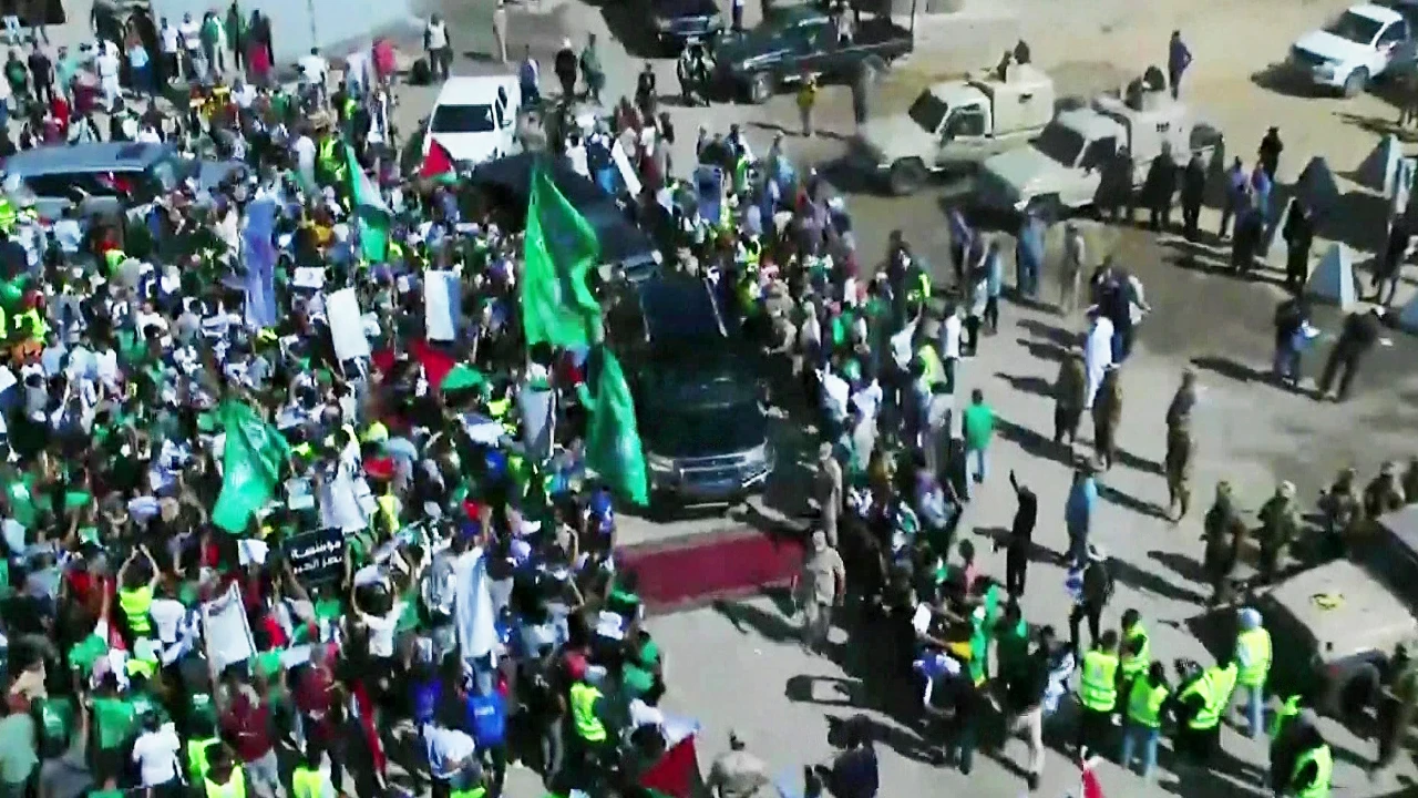 Refah sınır kapısında Gazzeliler İsrail'i protesto etti