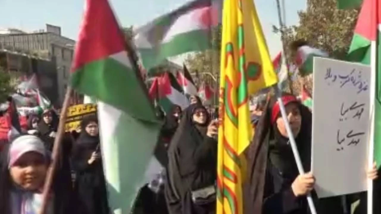 İran'da halk ayaklandı! Madar Meydanı'nda toplanan binlerce kadın İsrail'i protesto etti