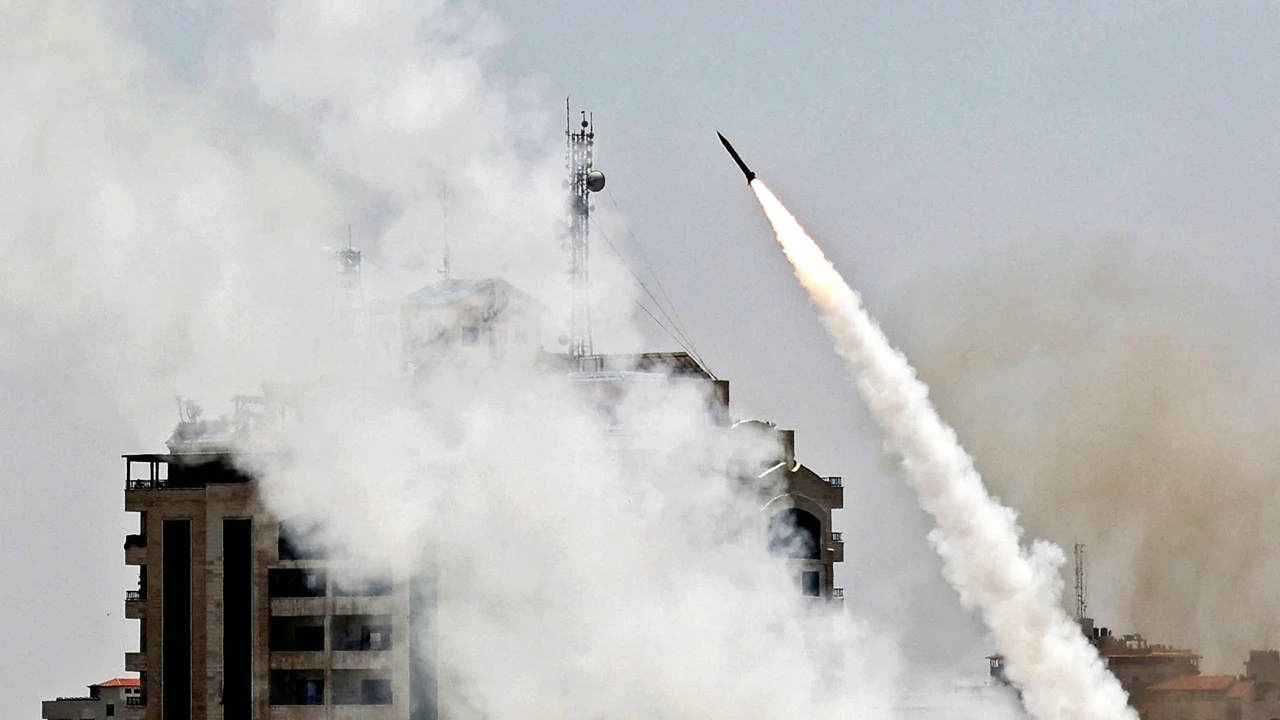 Hamas'tan İsrail'e karşı saldırı! 4 füze Tel Aviv'e düştü, sirenler çaldı