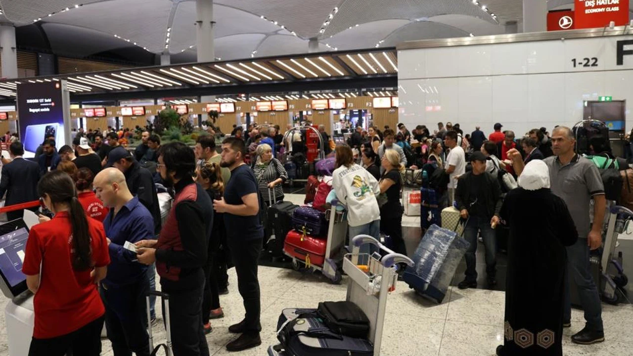THY’nin çöken network alt yapısı sonrası yolcu mağduriyeti kameralara yansıdı