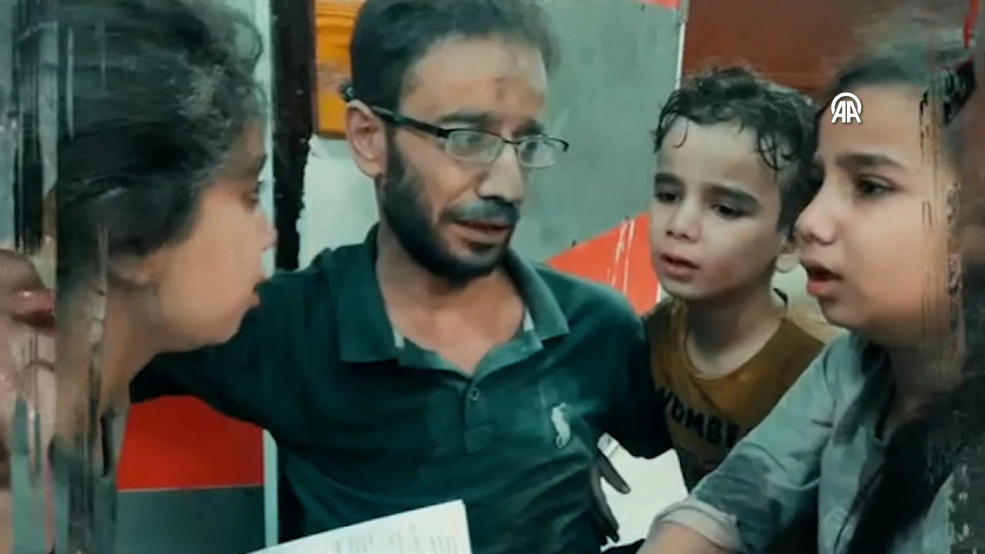 Filistinli baba İsrail saldırılarından korkan çocuklarını ağlayarak teselli etti