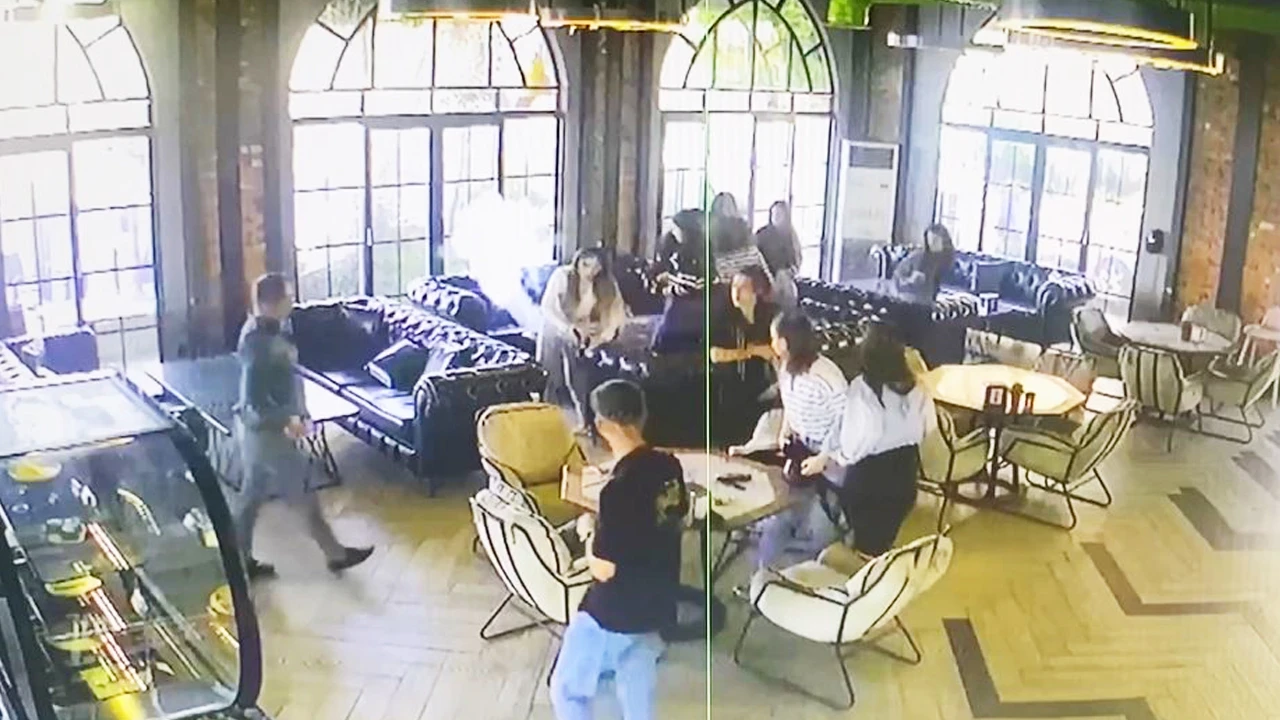 Telefon bomba gibi patladı! Kafede panik anları kameraya böyle yansıdı