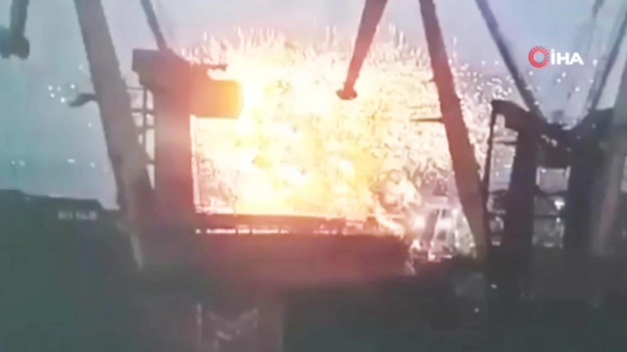 Odessa'daki geminin vurulma anları ortaya çıktı! Gökyüzü bile aydınlandı