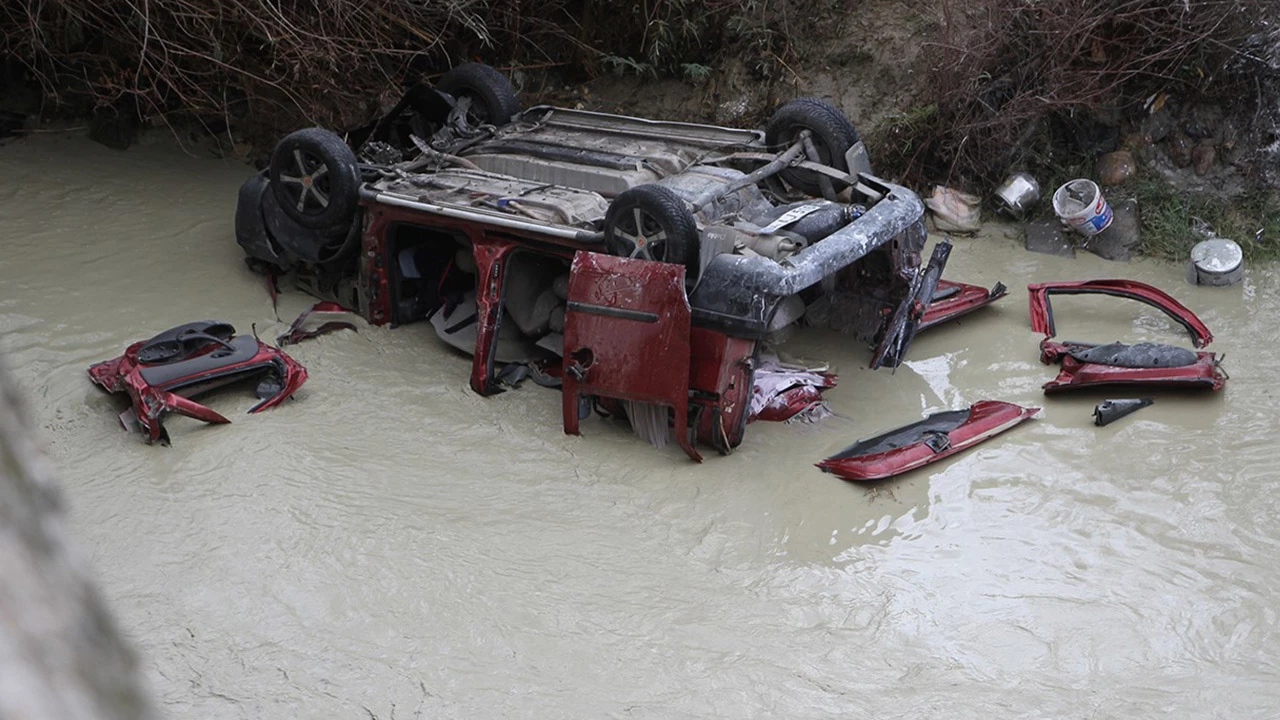 Gediz Nehri'ne uçan araçta 3 kişi hayatını kaybetti