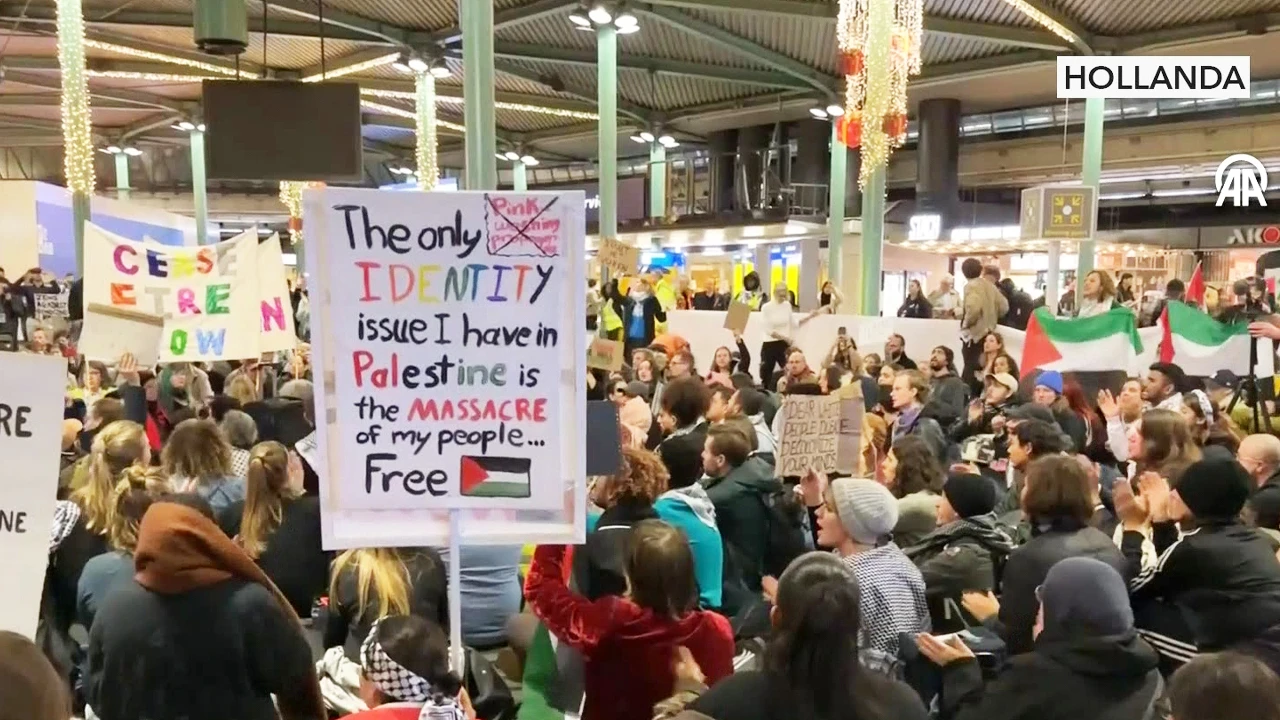 Schipol Havalimanı’nda İsrail protesto edildi: Şimdi ateşkes