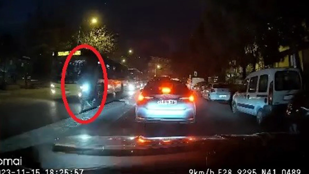 Yolun karşısına geçerken motosiklet çarptı, kendi imkanlarıyla kalktı