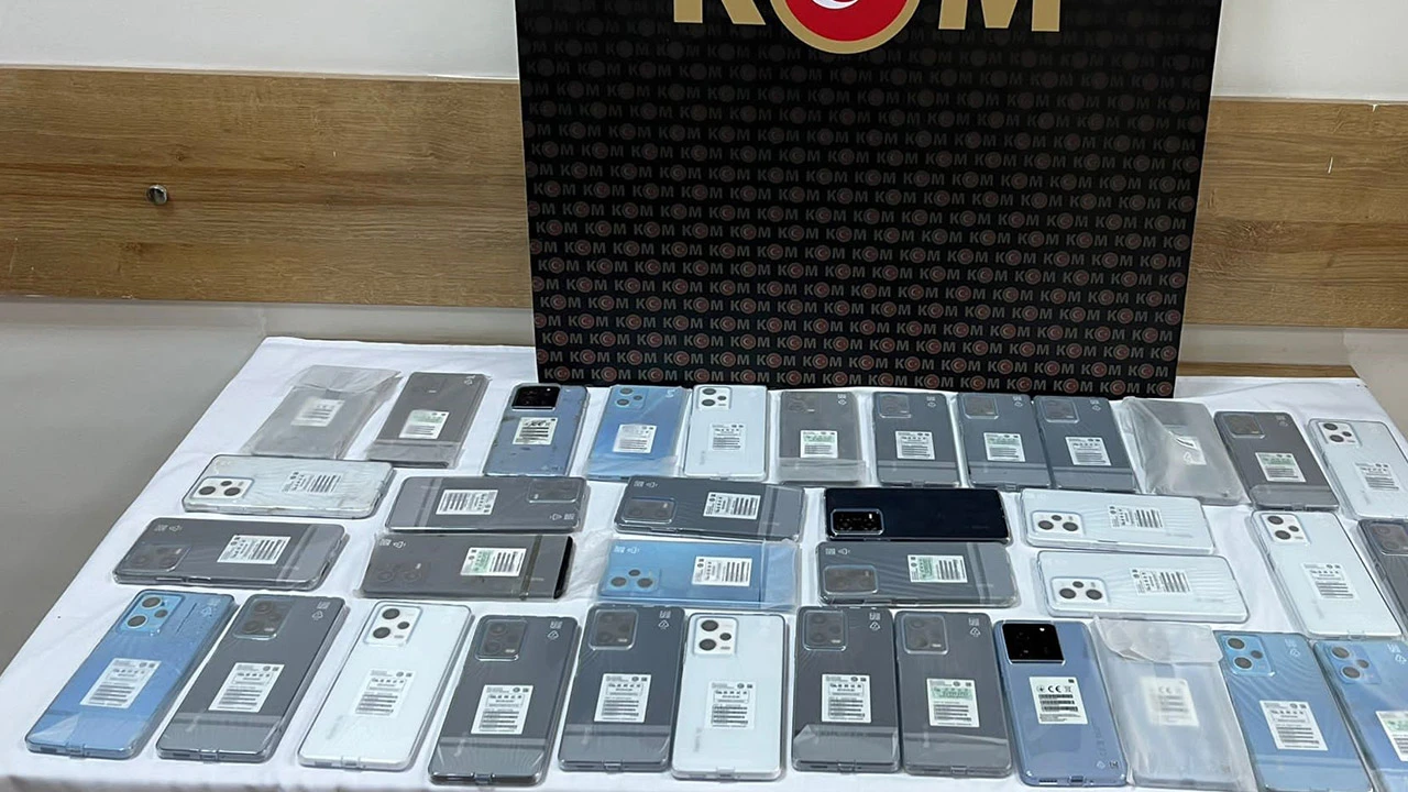 Piyasa değeri 450 bin TL'yi bulan kaçak telefonlar ele geçirildi