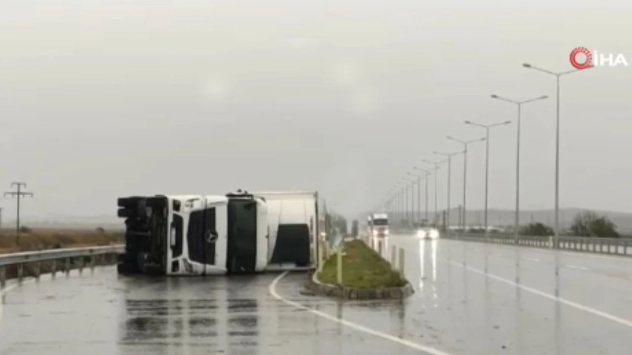 Çıkan hortum tırı bile devirdi, o anlar izleyenleri şoke etti 
