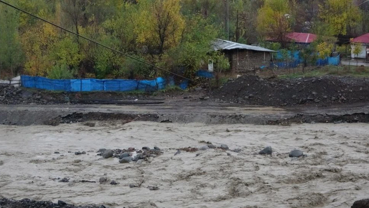 Sağanak Bingöl'ü vurdu: Dereler taştı, köprüler kapandı