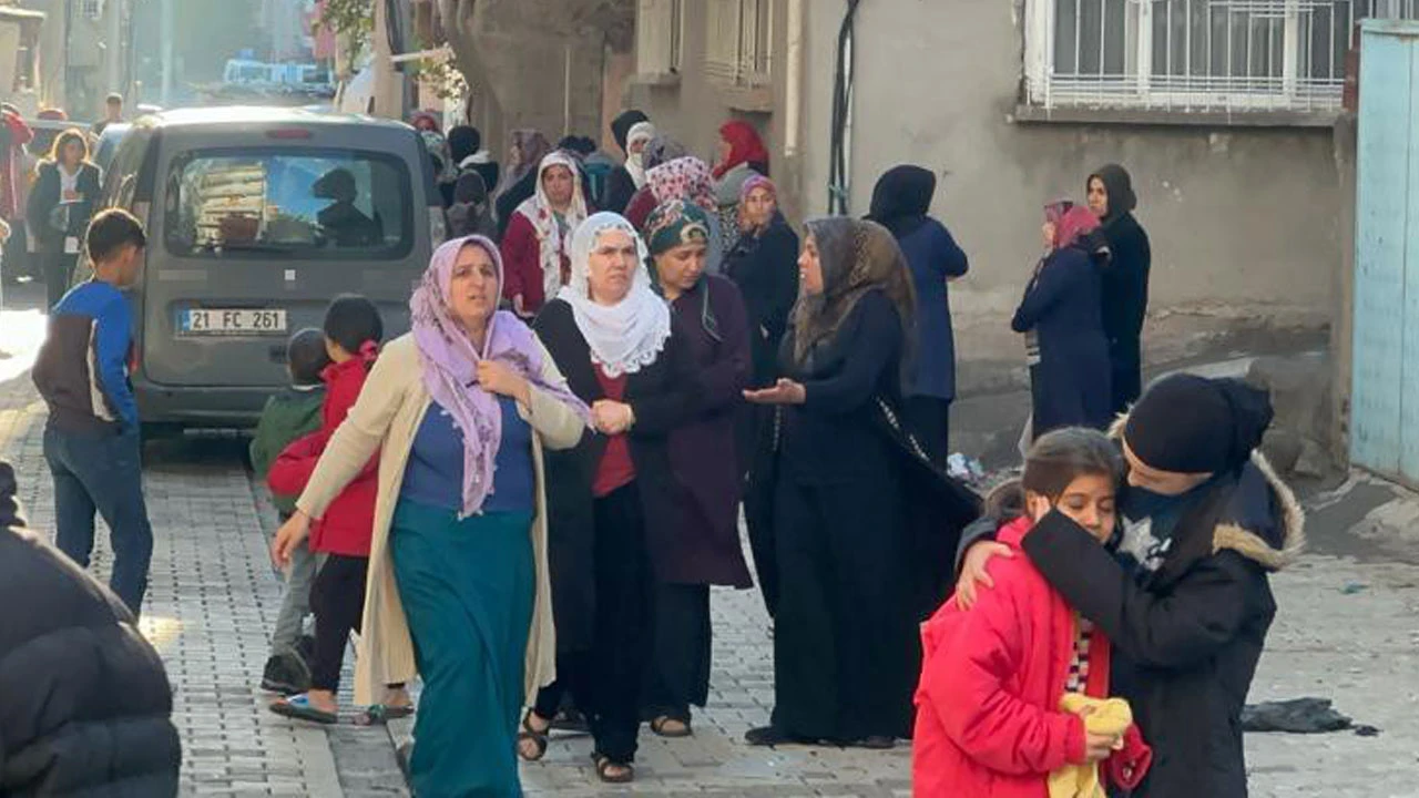Küçük kardeşiyle evde oturan kız çocuğu silahla kendini yaraladı