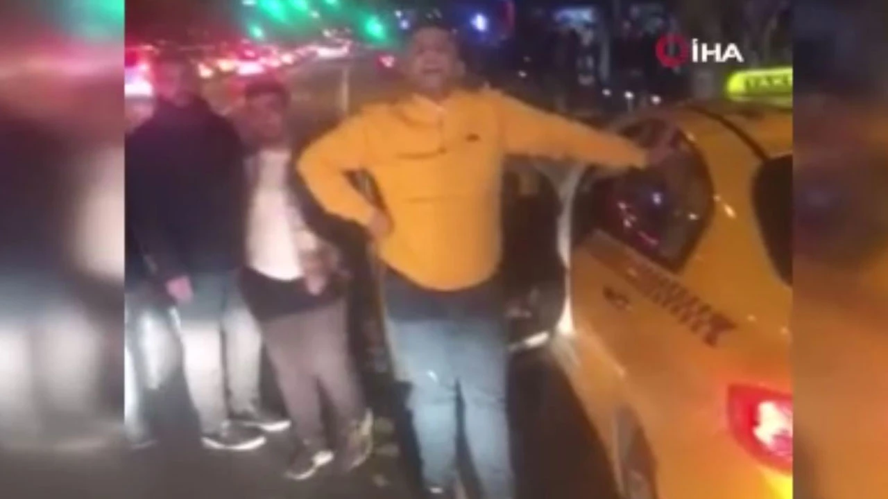 Taksi şoförü yol alamayınca İETT otobüsünün yolunu kesti yumruklarla saldırdı
