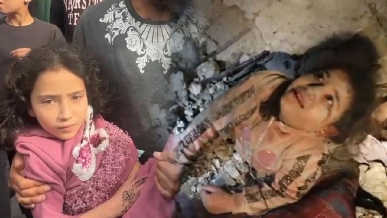 İsrail insani araya saatler kala mülteci kampını vurdu: Enkazdaki çocuğun zor anı