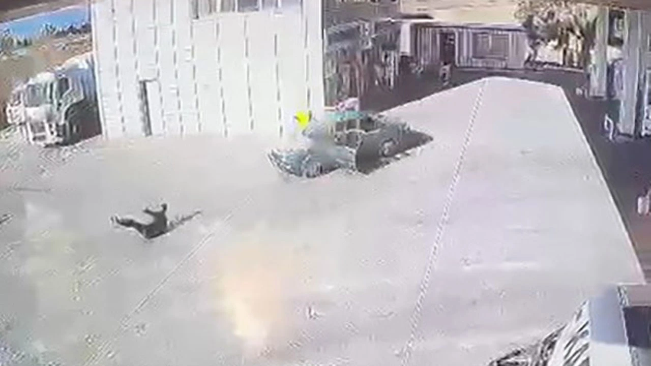 Manisa'da 12 yaşındaki çocuk aracı geriye fırlattı az kalsın babasını eziyordu