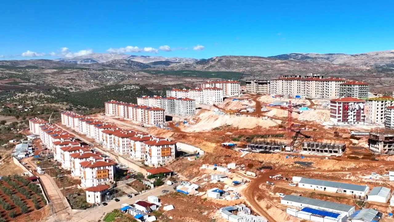 Depremin merkez üssü Pazarcık'ta yapılan afet konutları görüntülendi