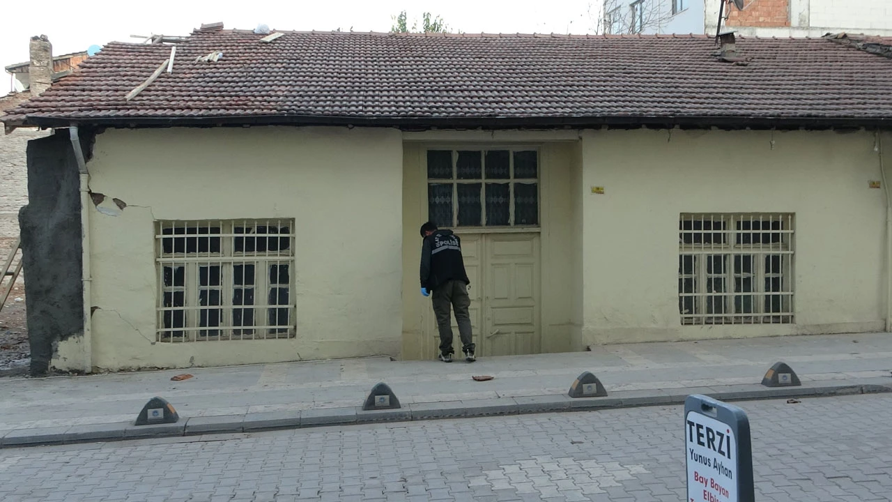 Evinin dış cephesini yapan işçiler ücreti beğenmeyince kurşun yağdırdı
