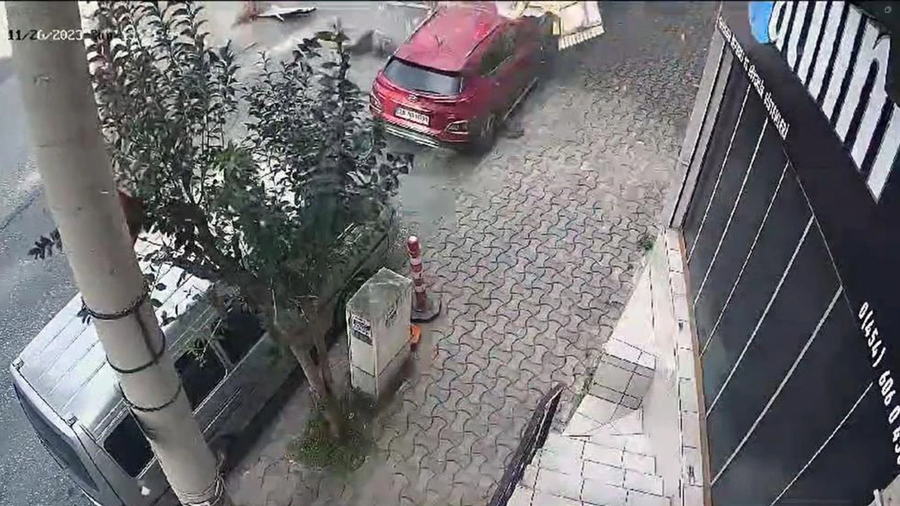 Giresun'da fırtına çatıyı uçurdu! Motosikletli son anda kurtuldu