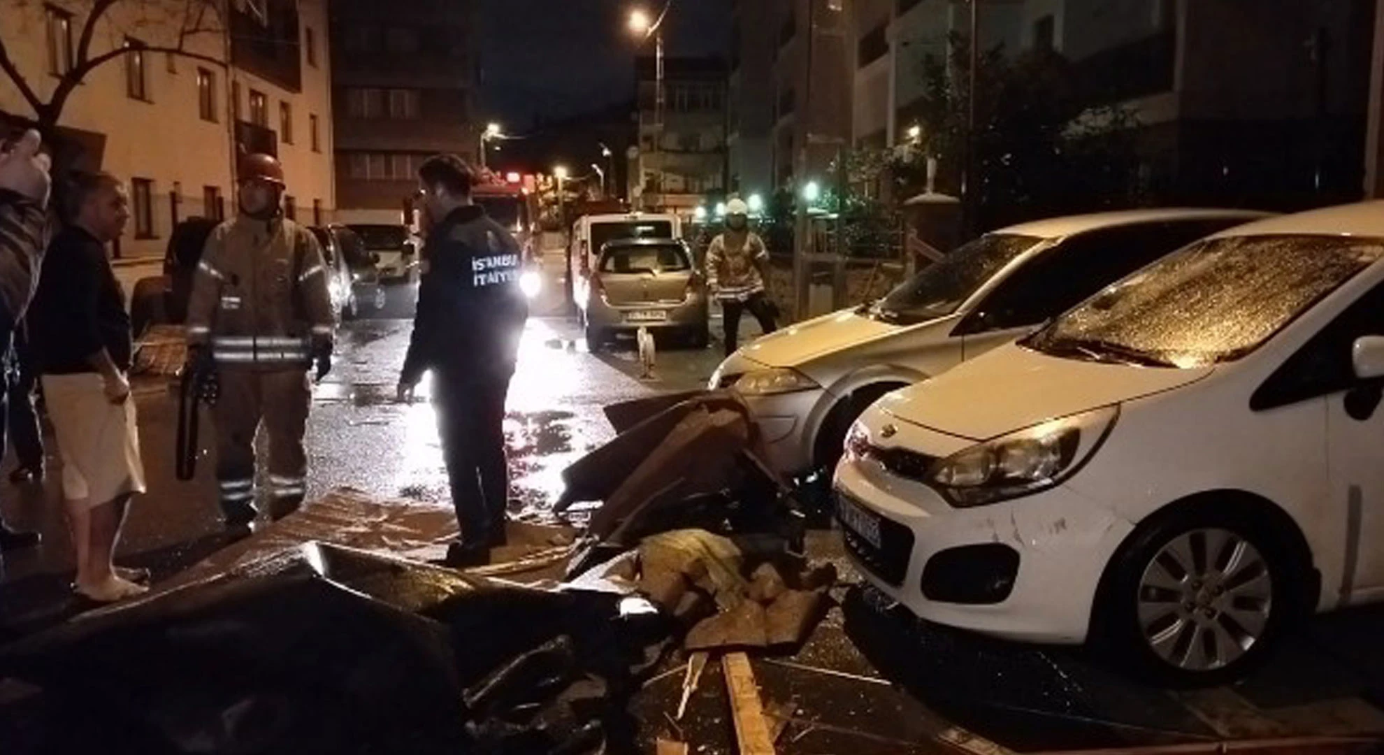 Pendik'te binanın çatısı uçtu otomobillerin üzerine düştü