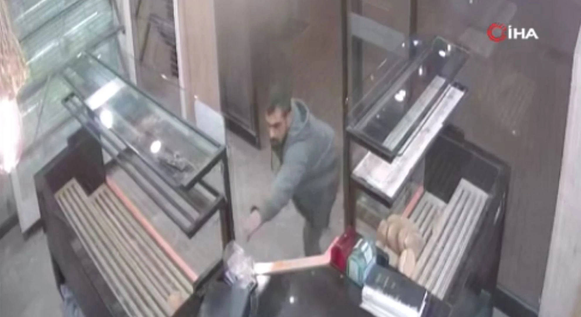 Bursa'da fırına girdi bir anda sadaka kutusunu çalıp kaçtı
