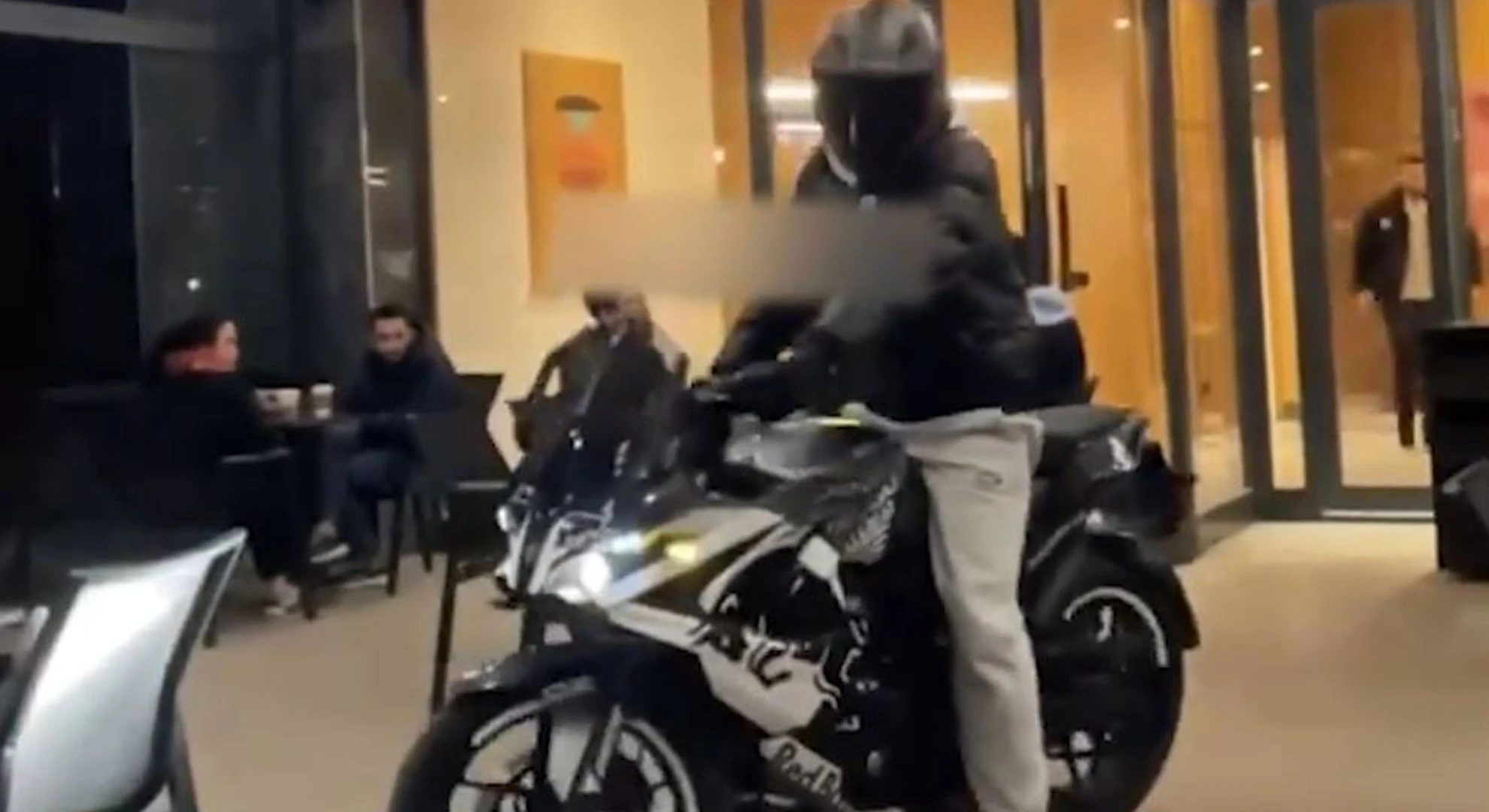 Starbucks'a giden motorcu lastik yakarak protesto etti