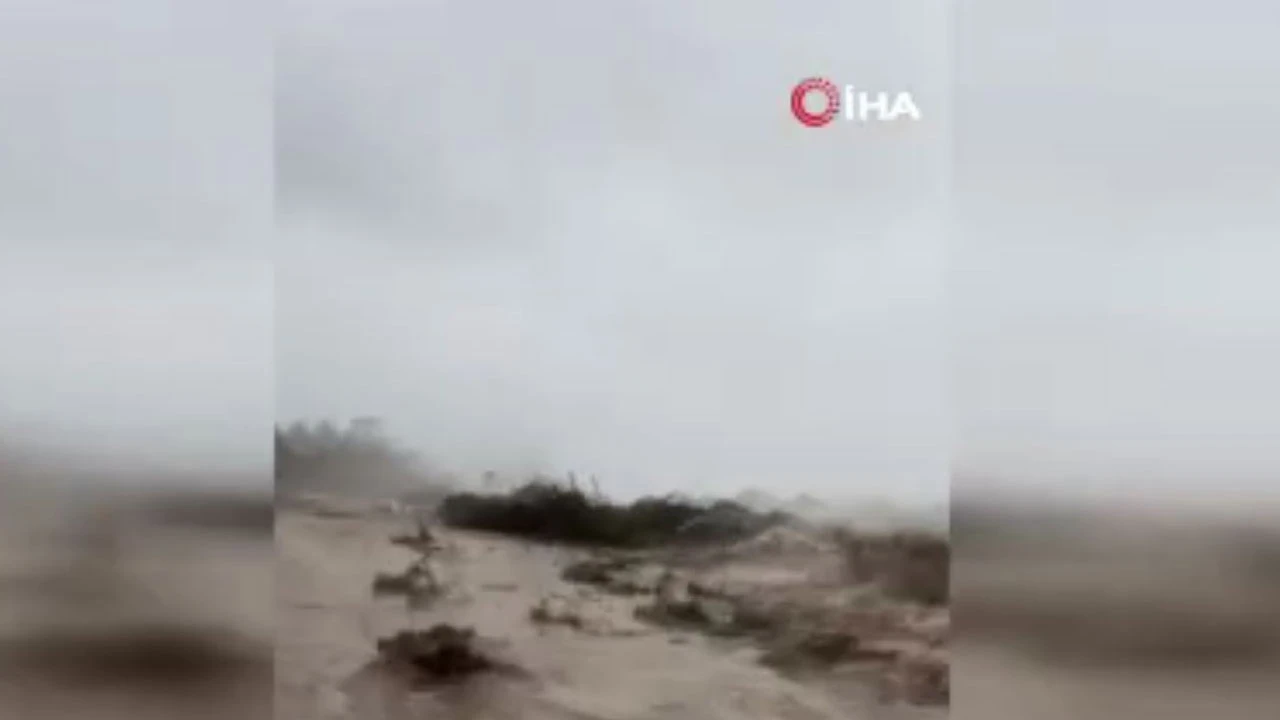 Artvin'de Hopa Kemalpaşa sahil yolu denizle birleşti: Dev dalgalar yolu yuttu