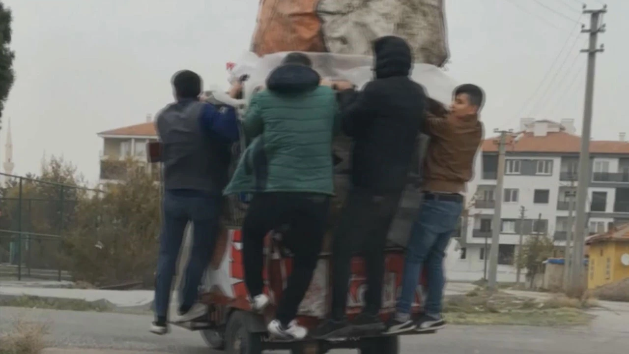 Aksaray'da fırtınada az kalsın uçacaktı vatandaşlar üzerine binerek ağırlık yaptı