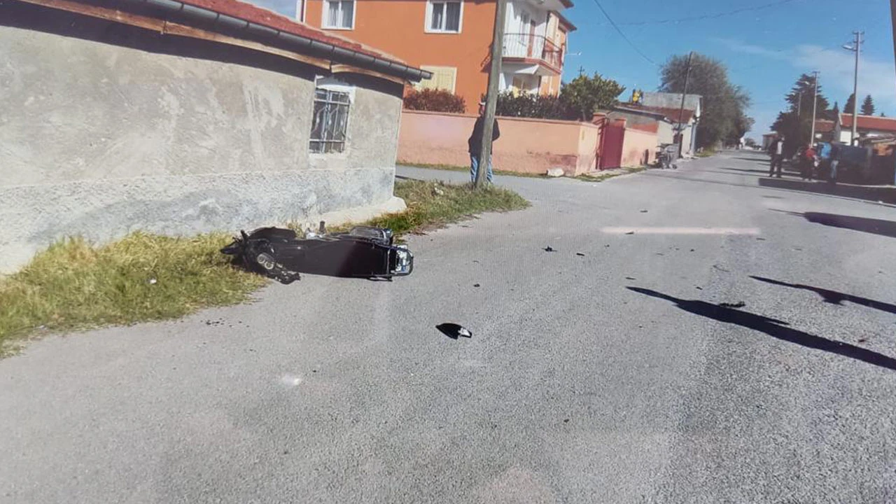 Afyon'da motosikletli dalgınlıkla yola atladı araç çarpmasıyla metrelerce savruldu