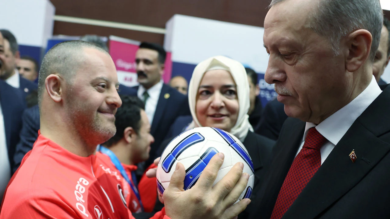 Cumhurbaşkanı Erdoğan down sendromlu şampiyonlarla buluştu top oynadı şarkı söyledi