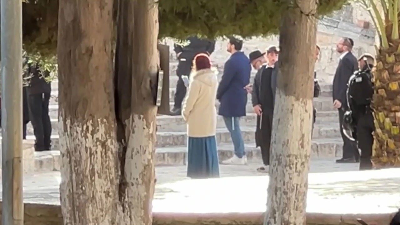 İsrailli işgalciler bir yandan Mescid-i Aksa baskınlarını sürdürüyor