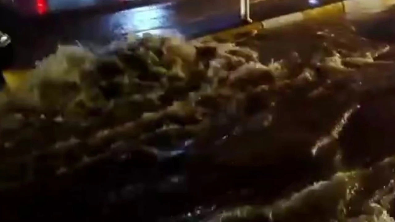 Pendik'te kanalizasyon borucu patlayınca zor anlar yaşandı