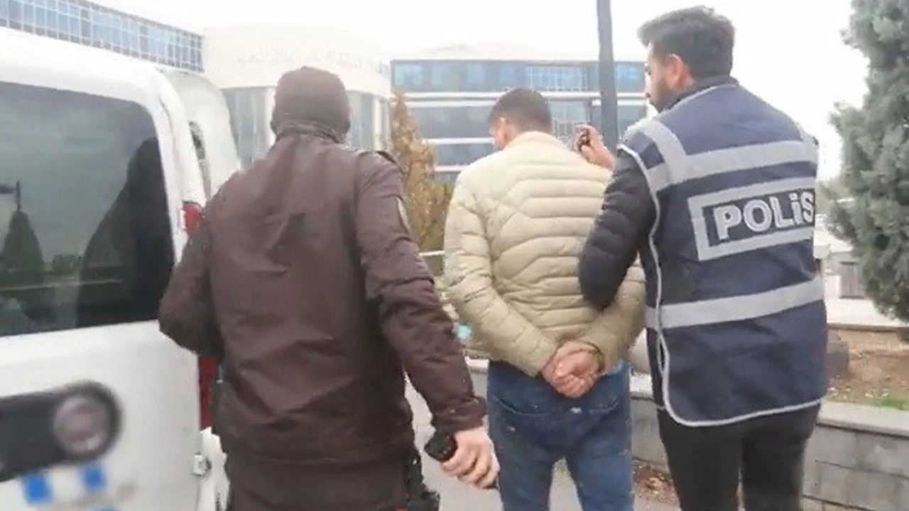 Fazla yolcu taşımaktan yakalandı sinirlenince aracıyla polise çarptı