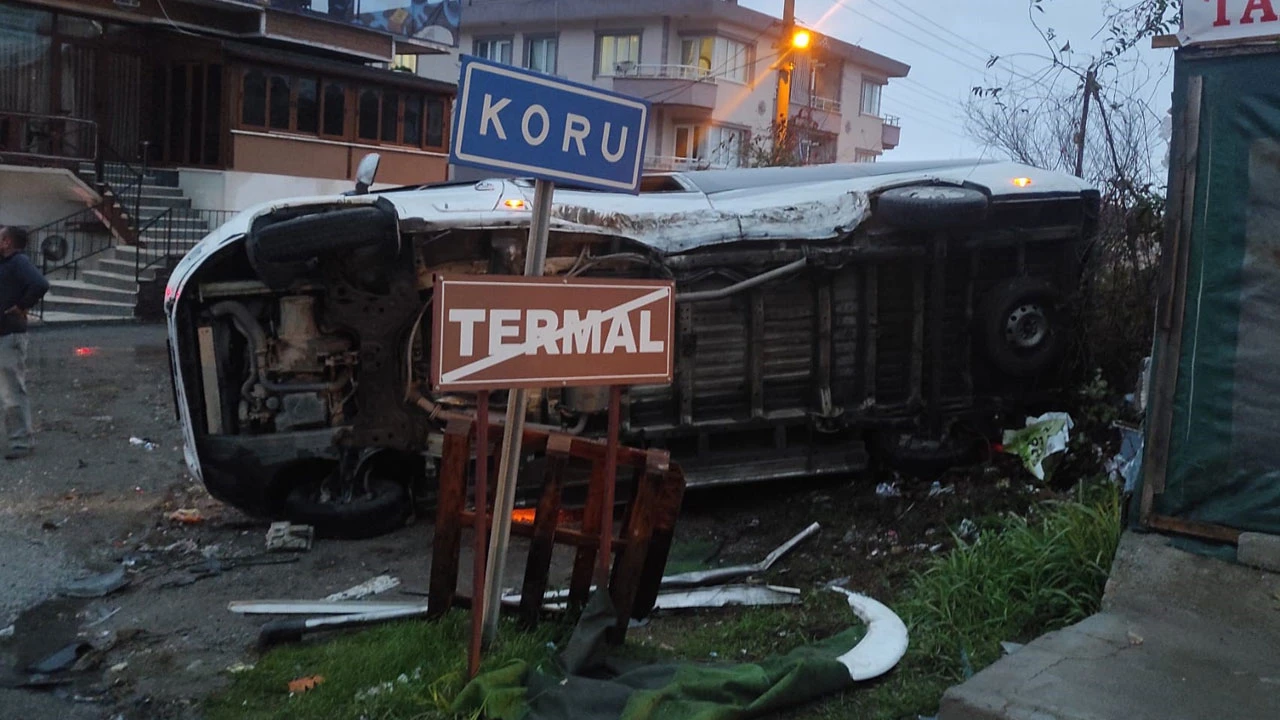 Yalova'da servis minibüsü ve minibüs çarpıştı O anlar kaydedildi