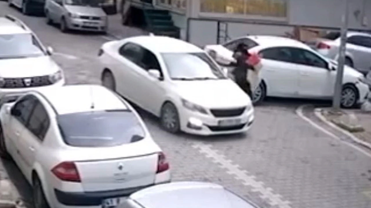 Kucağında çocuğuyla yürüyen kadına arabayla yaklaşıp taciz etti