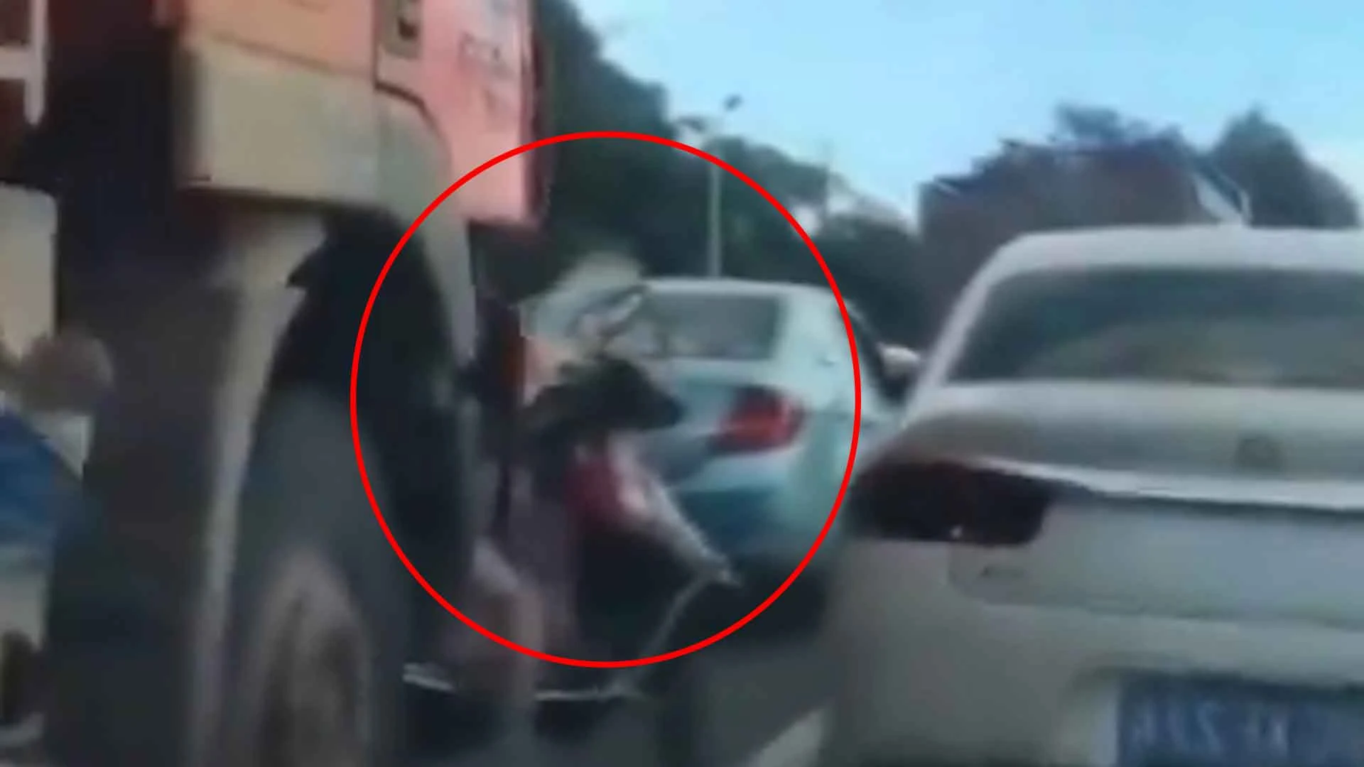 Kamyonet, motosiklet sürücüsünü altına aldı! Korkunç kazadan burnu kanamadan kurtuldu