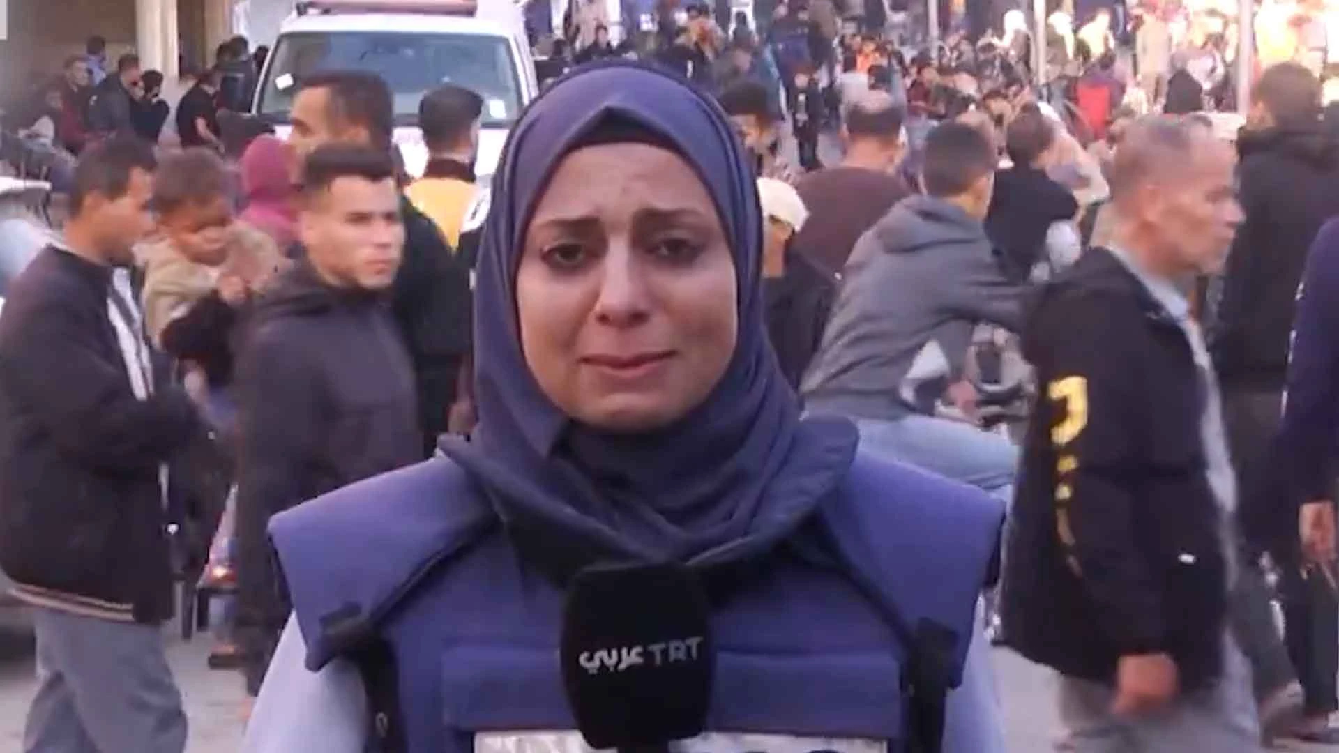 TRT muhabiri gözyaşlarına boğuldu! Canlı yayında ailesinin evi bombalandı