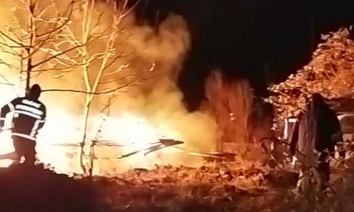 Canlı yayın açıp evini ateşe verdi