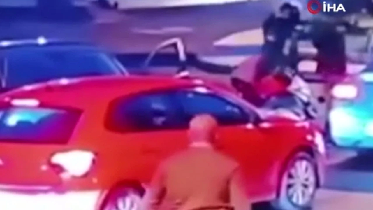 İstanbul'da korkutan görüntü: Taksicinin başına silah dayadı
