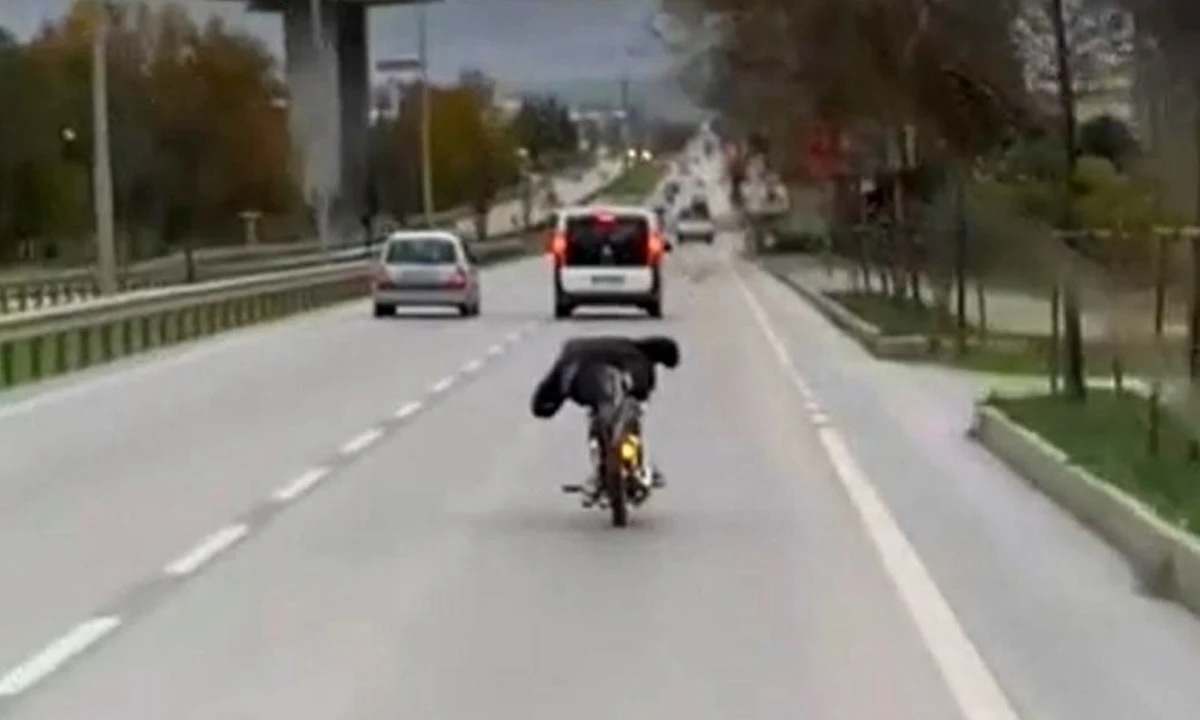 Trafikte ölüme meydan okudu: O anlar kamerada