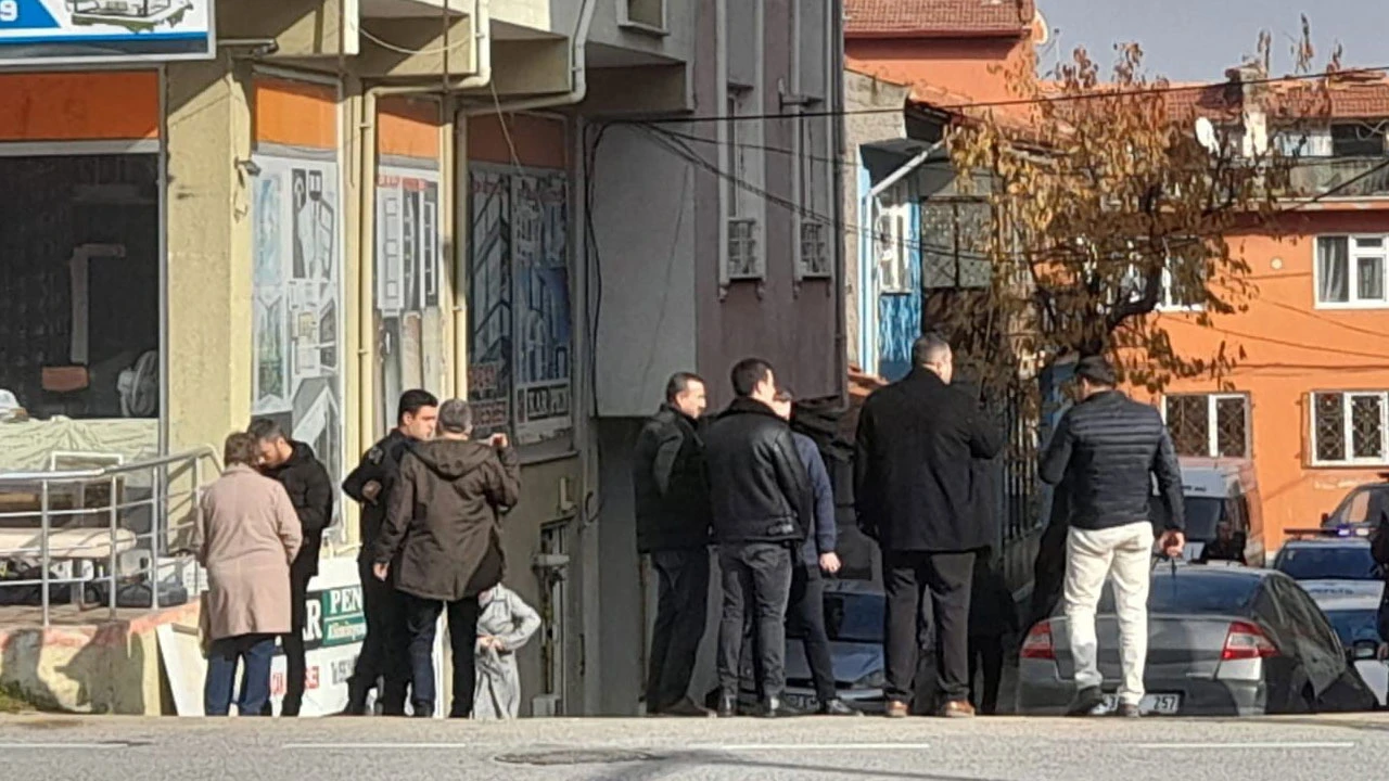 Şizofren emekli kadın polis bir anda silahıyla sağlıkçıları rehin aldı