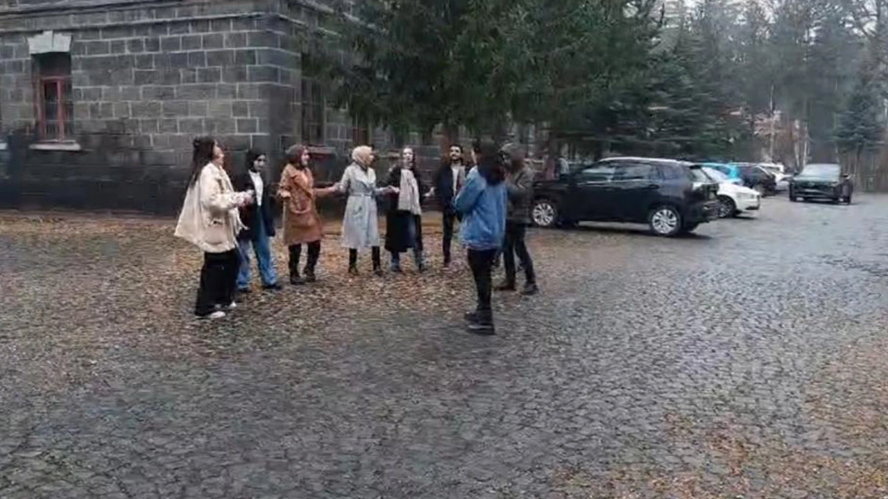 Kars'ta öğrenciler gönüllerince eğlendi! Kar altında türkülü halay