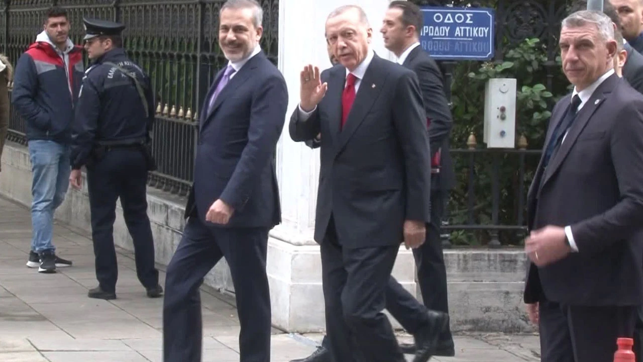 Yunan gazetecinin nazik selamlamasını Cumhurbaşkanı Erdoğan karşılıksız bırakmadı