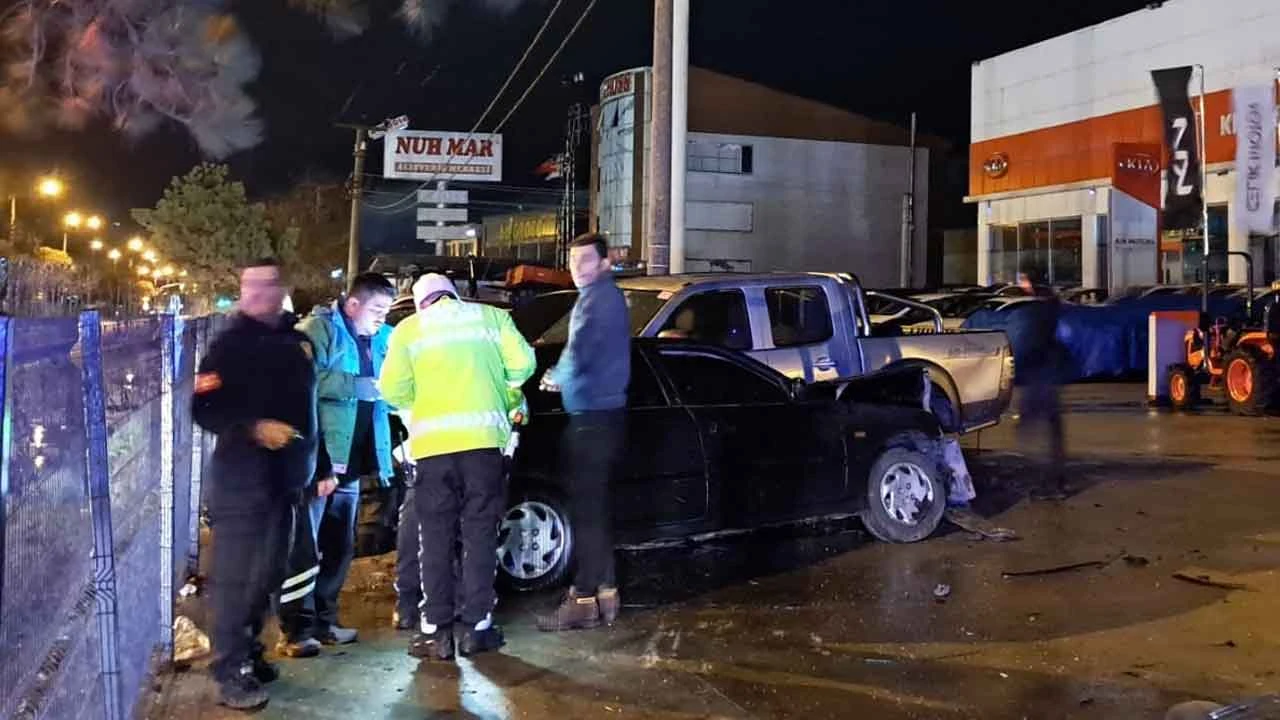 Bolu'da trafik kazasında araçtan fırladı bacağı korkuluklara sıkıştı
