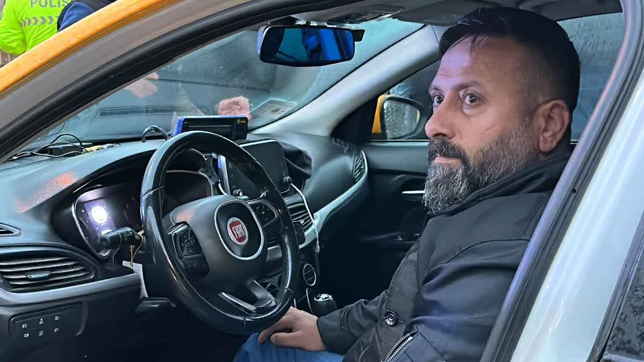 Arnavutköy'de taksici dehşeti yaşadı! Yardım etmek için aracına aldı gasp edildi