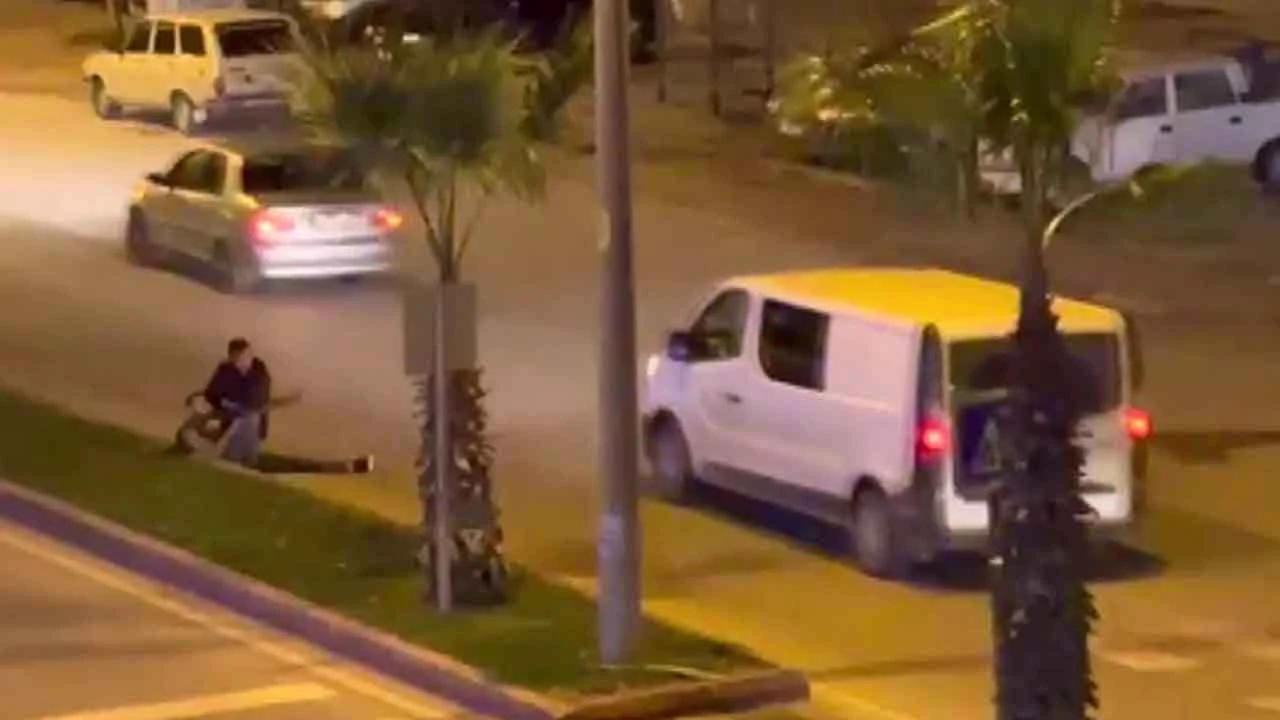 İnsanlık ölmüş dedirtti! Yol ortasında yatan yaralı adama kimse yardım etmedi