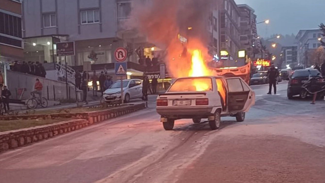 Amasya’da korku dolu anlar: Otomobil alev alev yandı