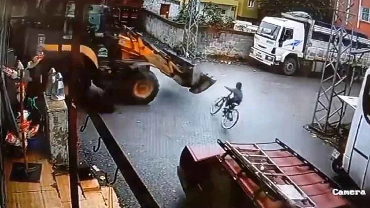 Bisikletiyle bir anda yola çıkan çocuk iş makinesinin altında kaldı
