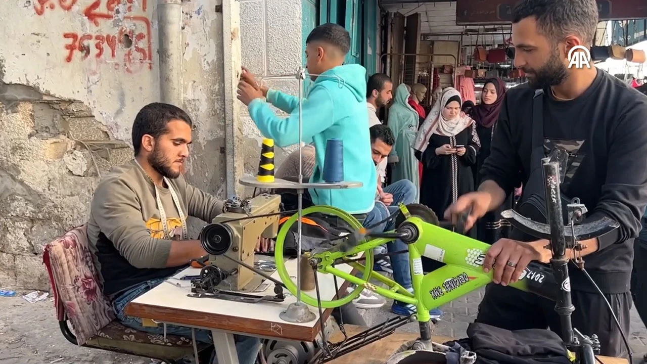 Elektrik yoksa kas gücü var dedi! Filistinli terzi dikiş makinesini çalıştırmayı başardı